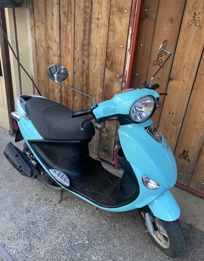 Genuine Scooters 2022 White Genuine Buddy 50cc Moped (56)