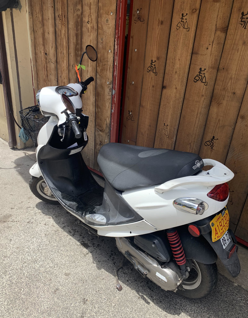 Genuine Scooters 2020 White Genuine Buddy 50cc Moped (#B-85)