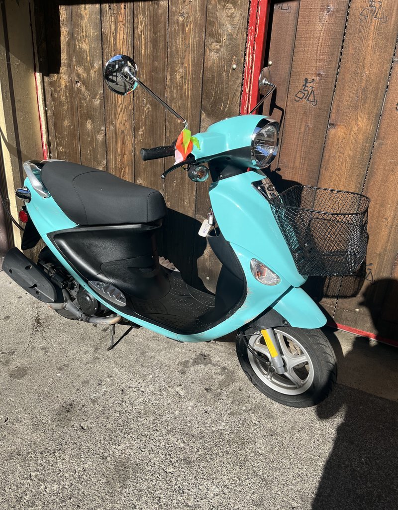 Genuine Scooters 2022 Turquoise Genuine Buddy 50cc Moped (b-70)