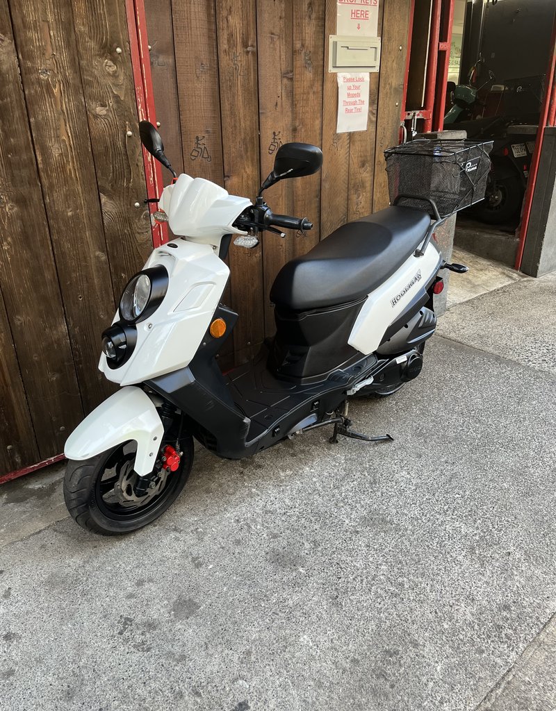 Genuine Scooters 2022 White Genuine Hooligan 170i Scooter (#H-28)