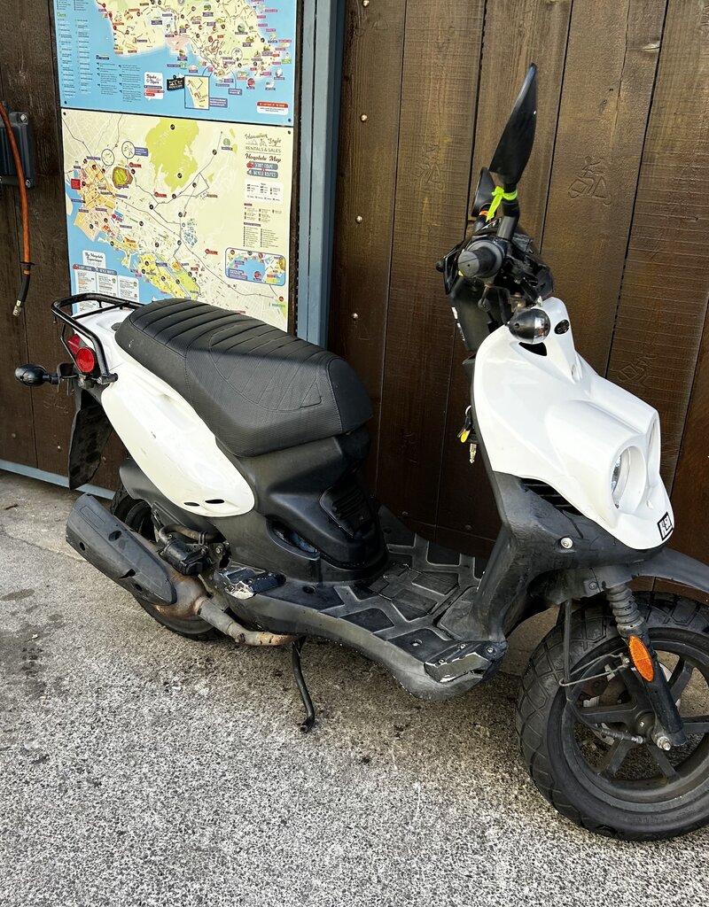 Genuine Scooters 2023 White Genuine Roughhouse 50cc Moped (R-70)