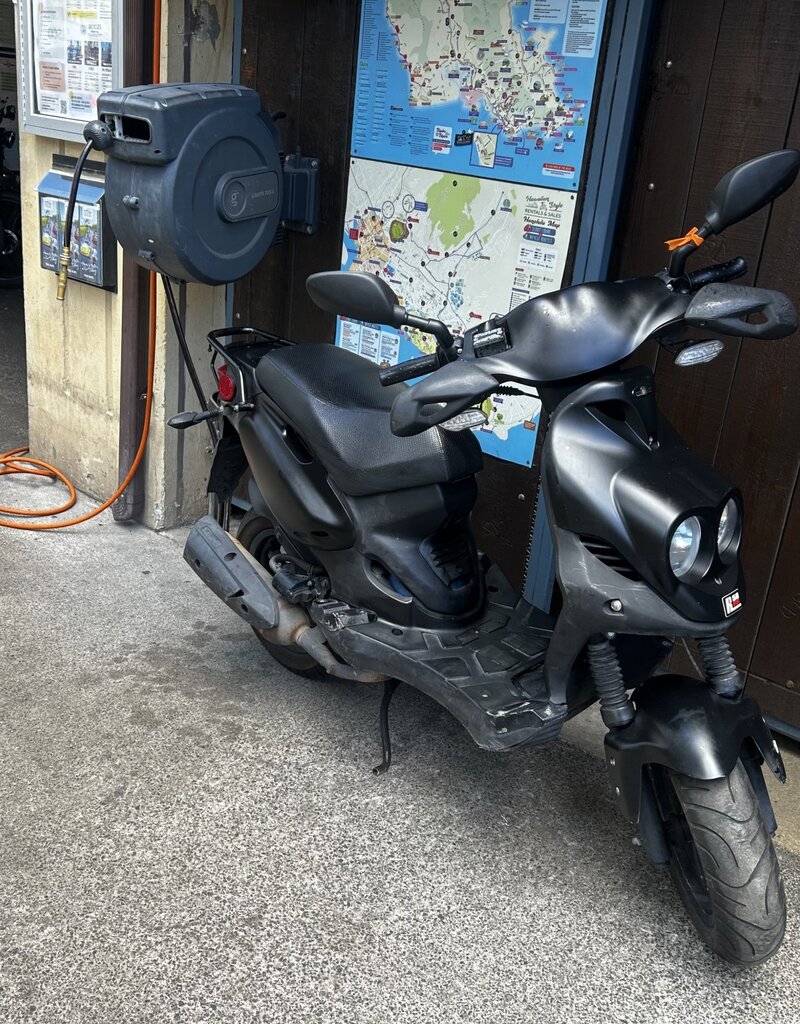 Genuine Scooters Black Genuine Roughhouse Sport 50cc Moped (LX-49)