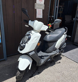 Genuine Scooters 2022 White Genuine Hooligan 170i Scooter (H-38)
