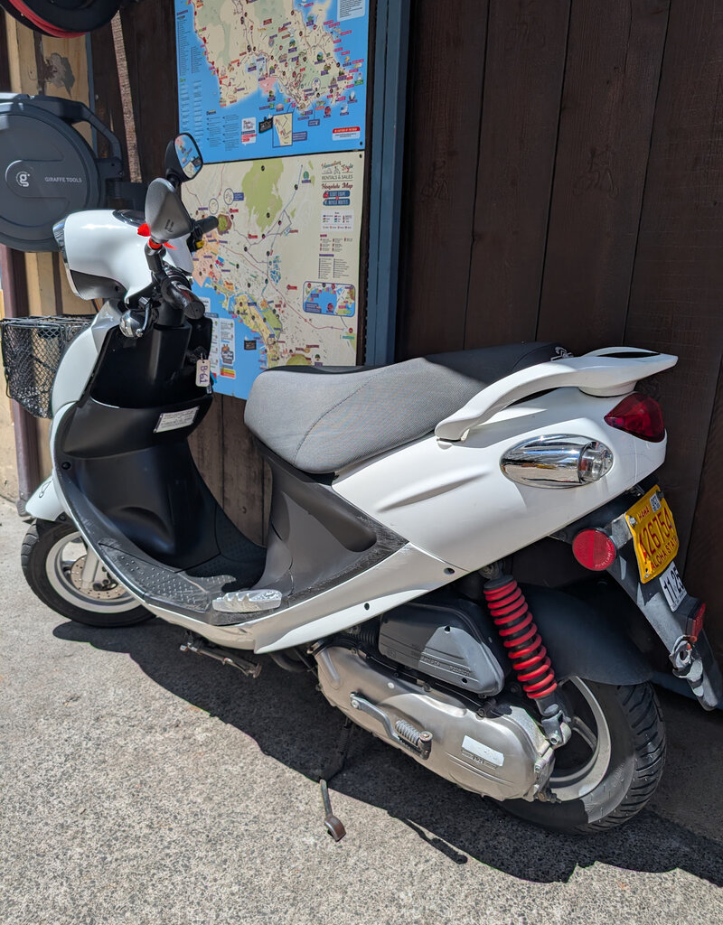 Genuine Scooters 2023 White Genuine Buddy 50cc Moped [B-61]