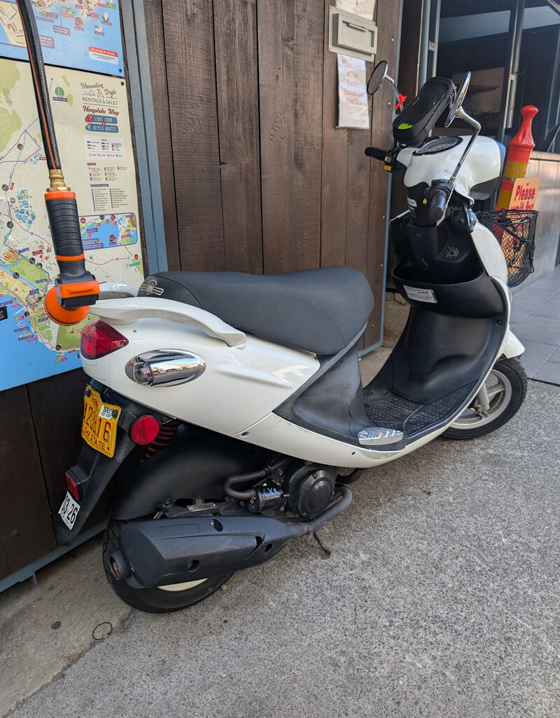 Genuine Scooters 2023 White Genuine Buddy 50cc Moped (4222)