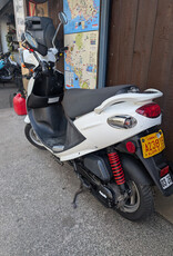 Genuine Scooters 2023 White Genuine Buddy 50cc Moped (4222)