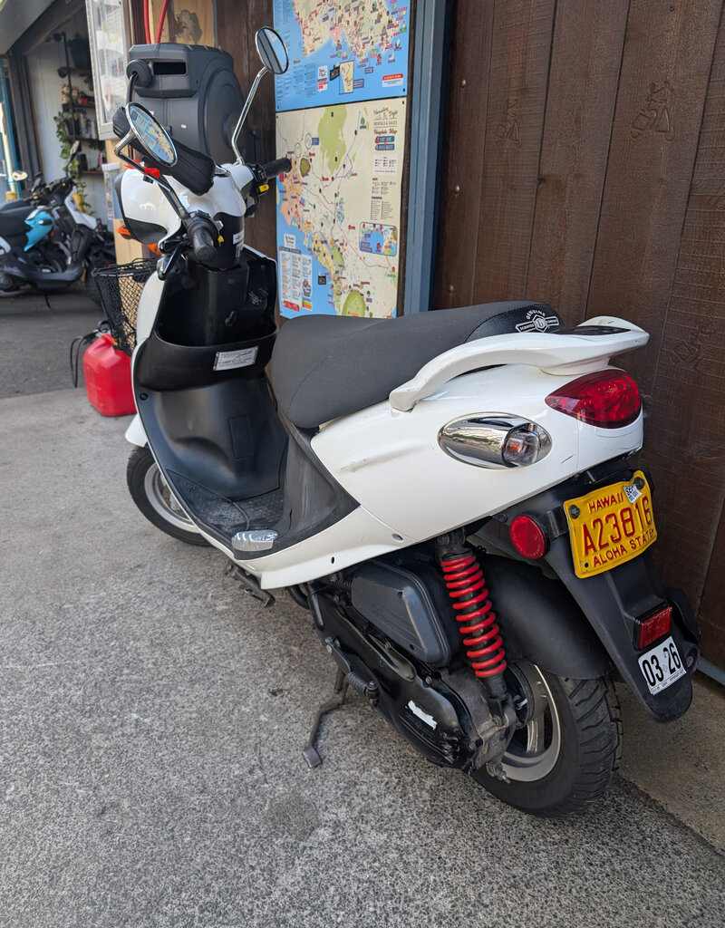 Genuine Scooters 2023 White Genuine Buddy 50cc Moped (4222)