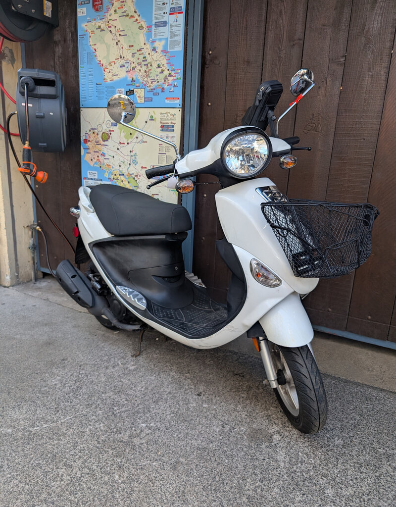 Genuine Scooters 2023 White Genuine Buddy 50cc Moped (4222)
