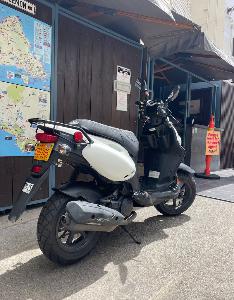 Genuine Scooters 2024 White Genuine Roughhouse 50cc Moped (r-121)