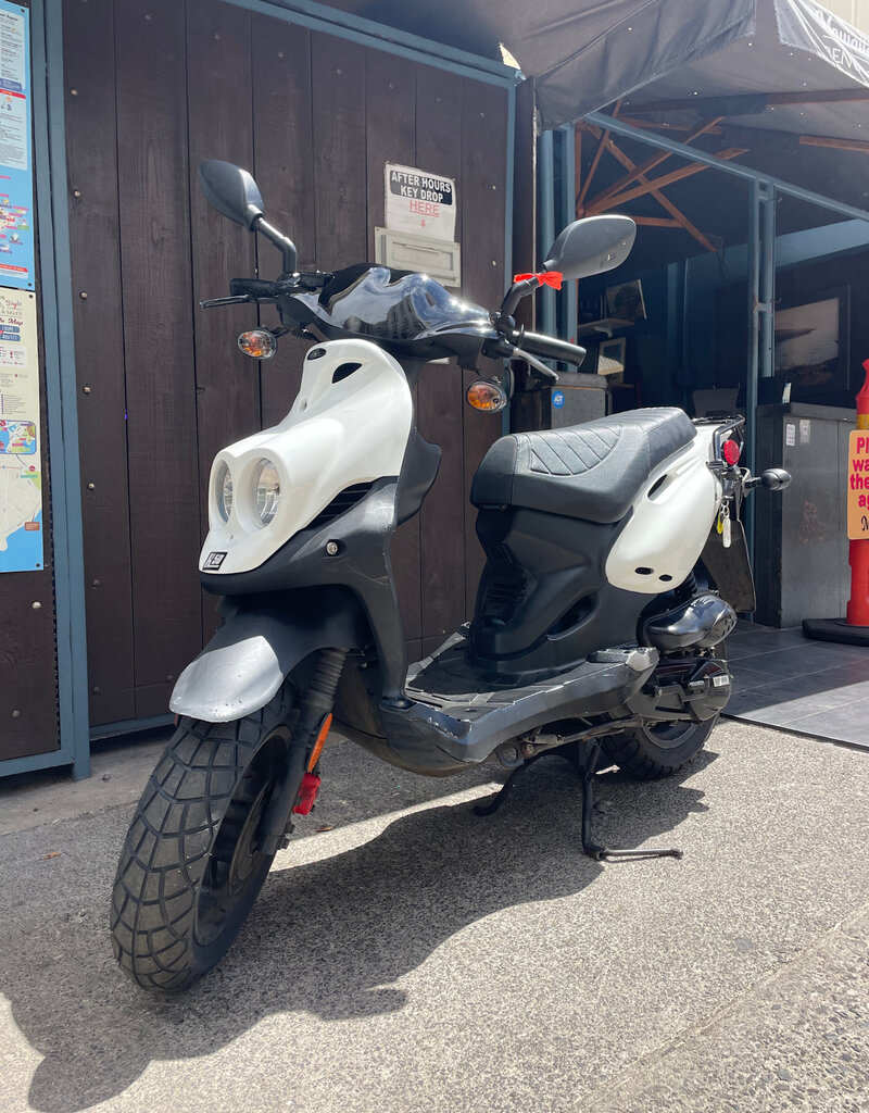 Genuine Scooters 2024 White Genuine Roughhouse 50cc Moped (r-121)
