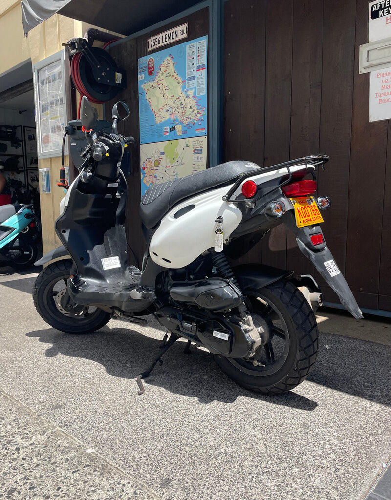 Genuine Scooters 2024 White Genuine Roughhouse 50cc Moped (r-121)