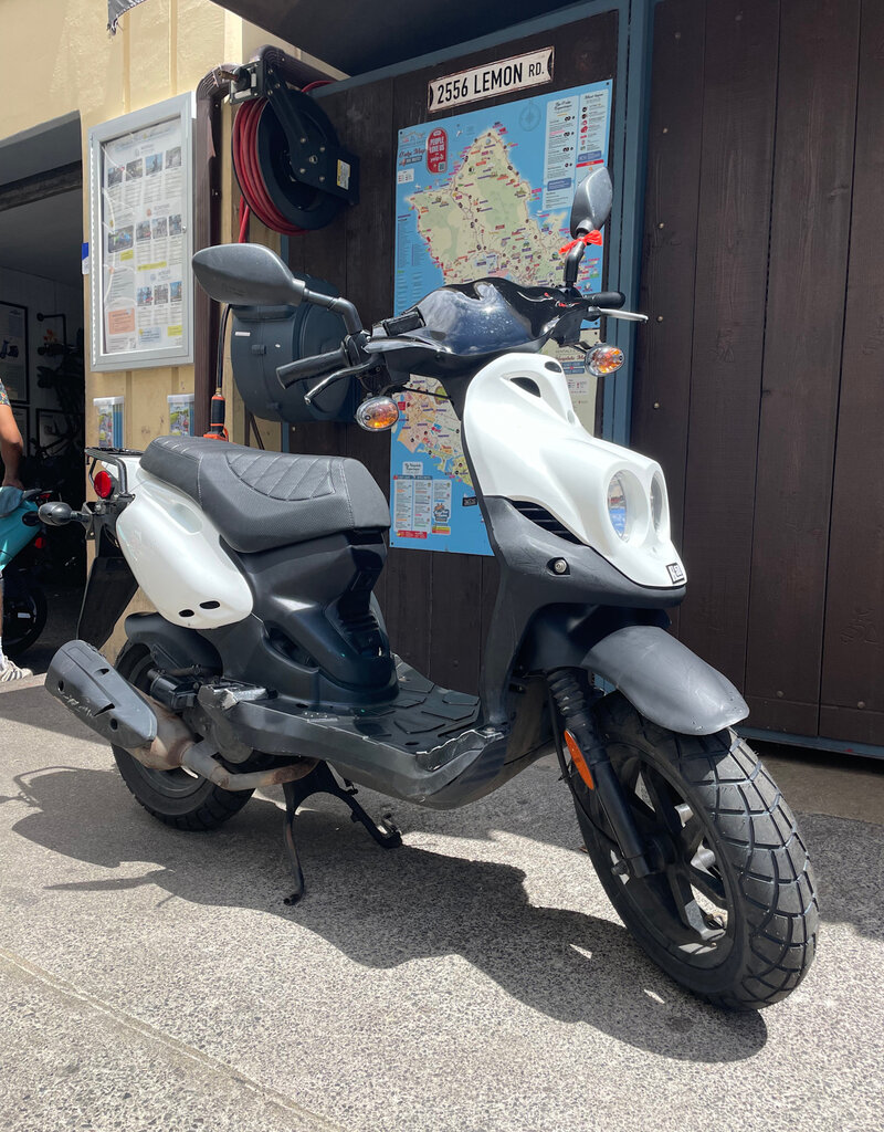 Genuine Scooters 2024 White Genuine Roughhouse 50cc Moped (r-121)