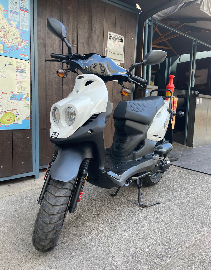 Genuine Scooters 2023 White Genuine Roughhouse 50cc Moped (5939)