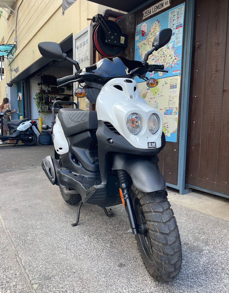 Genuine Scooters 2023 White Genuine Roughhouse 50cc Moped (5939)