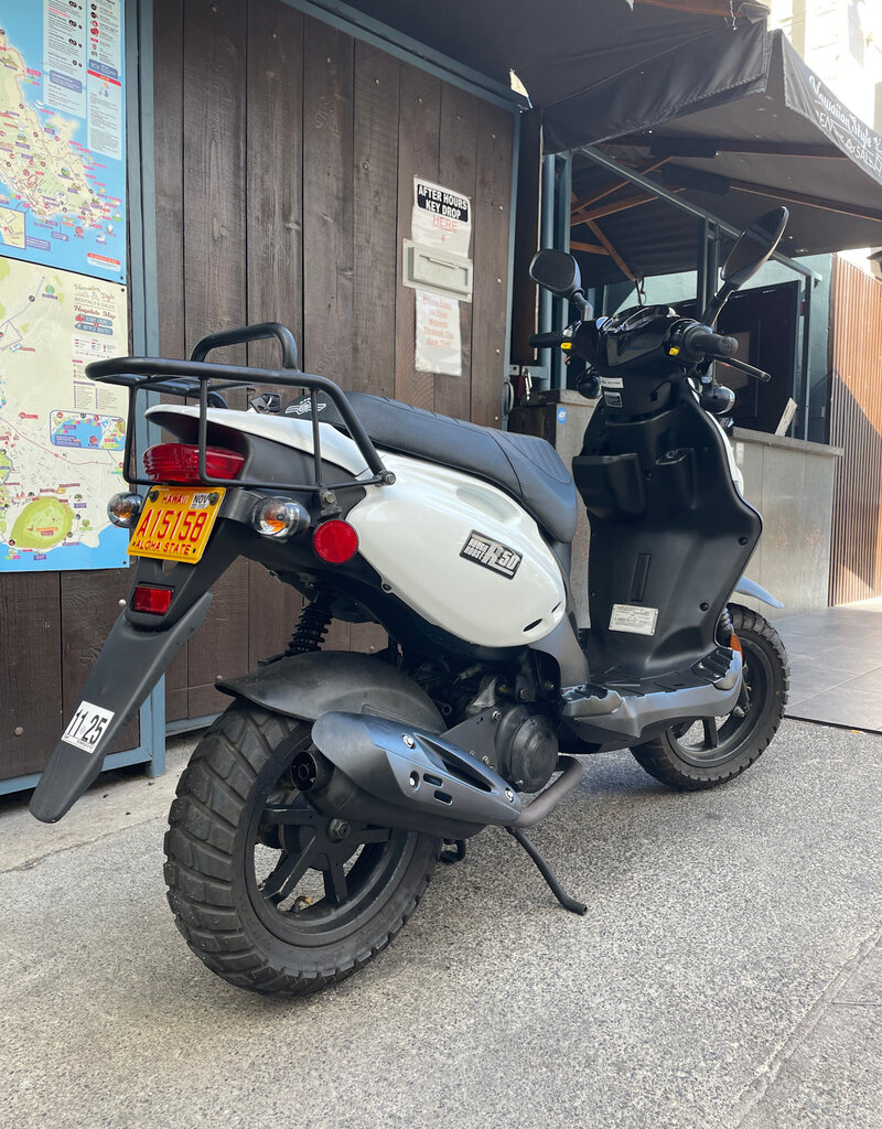 Genuine Scooters 2023 White Genuine Roughhouse 50cc Moped (5939)