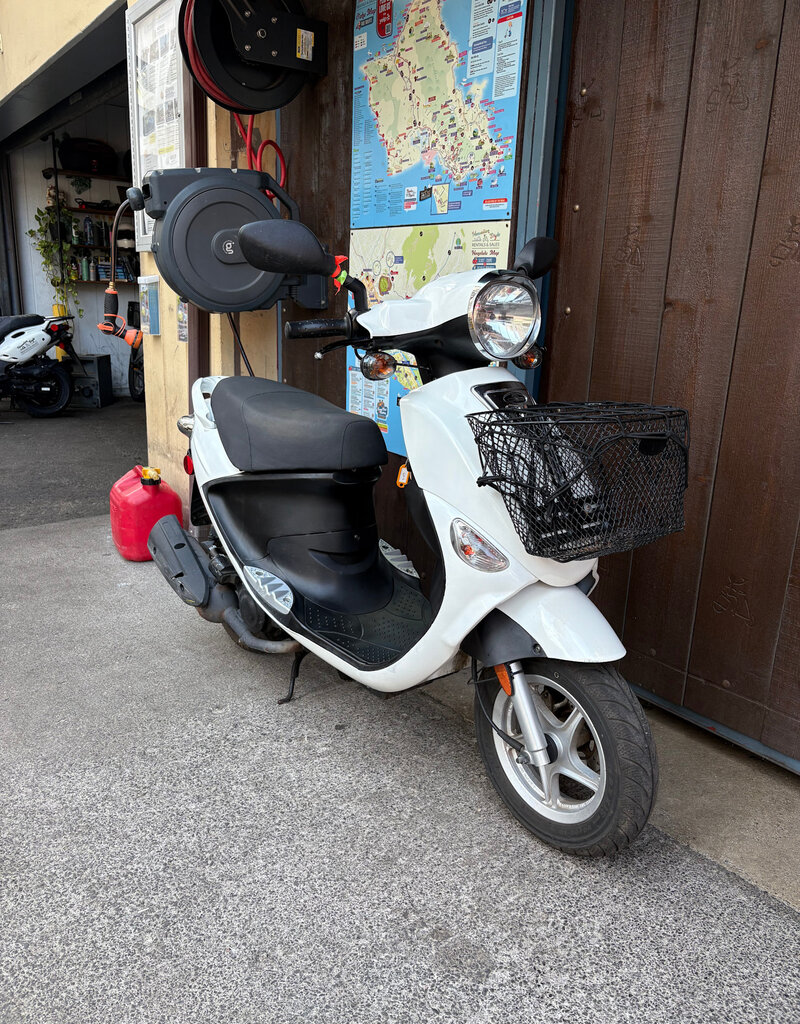 Genuine Scooters 2023 White Genuine Buddy 50cc Moped (#B-85)