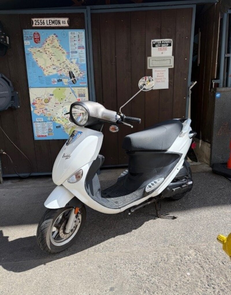 Genuine Scooters 2024 White Genuine Buddy 50cc Moped ( 128)