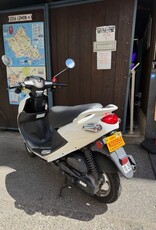 Genuine Scooters 2024 White Genuine Buddy 50cc Moped ( 128)