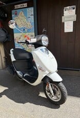 Genuine Scooters 2024 White Genuine Buddy 50cc Moped ( 128)