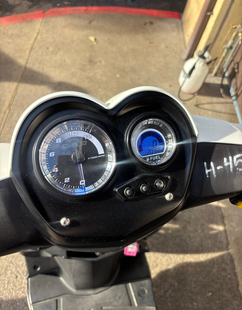 Genuine Scooters 2023 White Genuine Hooligan 170i Scooter (H-45)