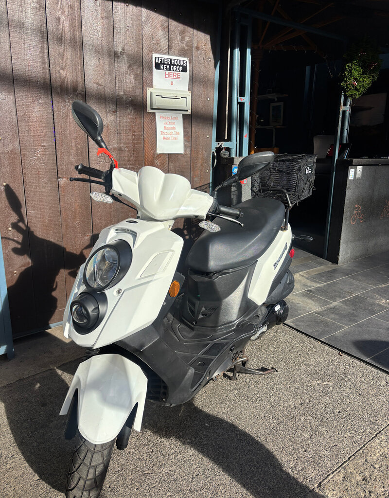 Genuine Scooters 2023 White Genuine Hooligan 170i Scooter (H-45)