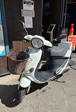 Genuine Scooters 2023 White Genuine Buddy 50cc Moped (#b-84)