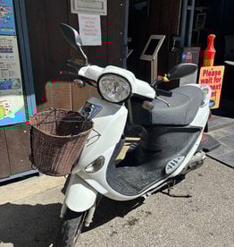 Genuine Scooters 2023 White Genuine Buddy 50cc Moped (#b-84)