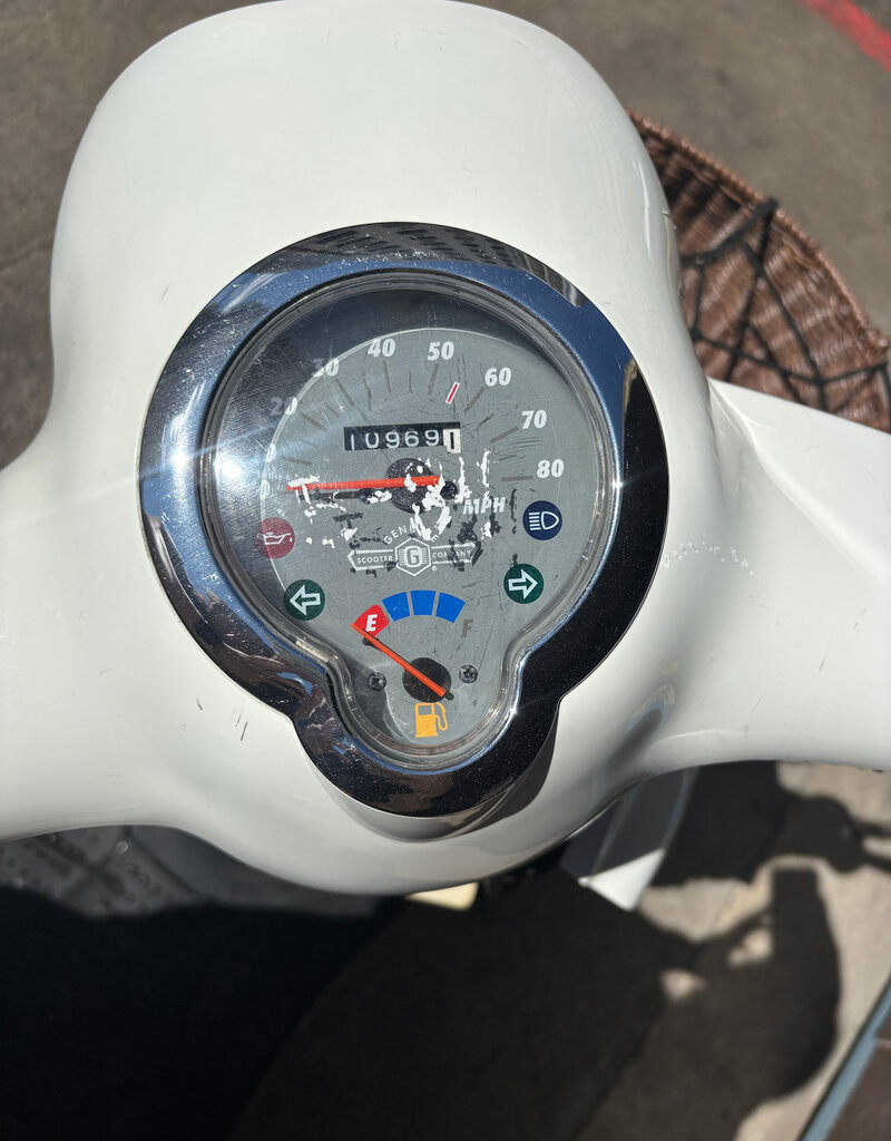 Genuine Scooters 2023 White Genuine Buddy 50cc Moped (#b-84)