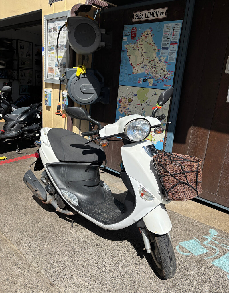 Genuine Scooters 2023 White Genuine Buddy 50cc Moped (#b-84)