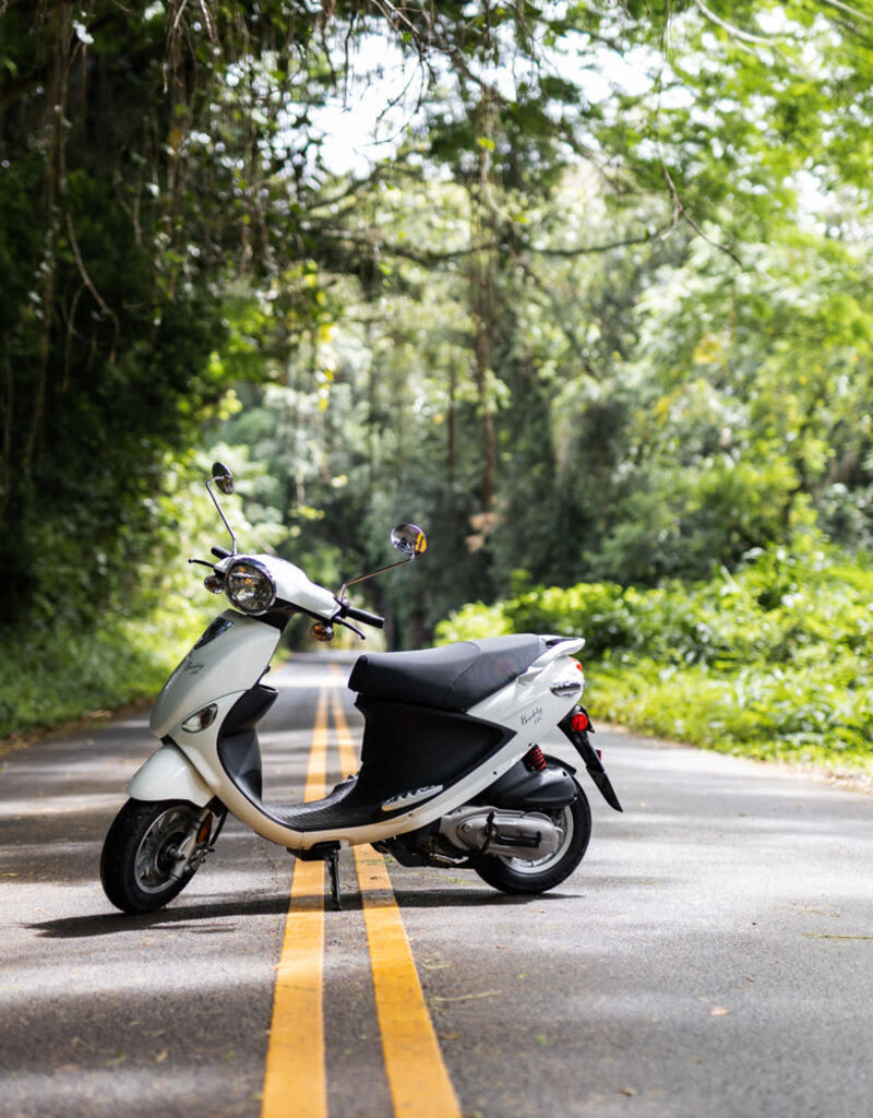 Genuine Scooters 2025 White Genuine Buddy 125cc Scooter**