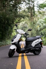 Genuine Scooters 2025 White Genuine Hooligan 170i Scooter**