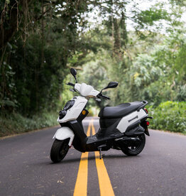 Genuine Scooters 2025 White Genuine Hooligan 170i Scooter**