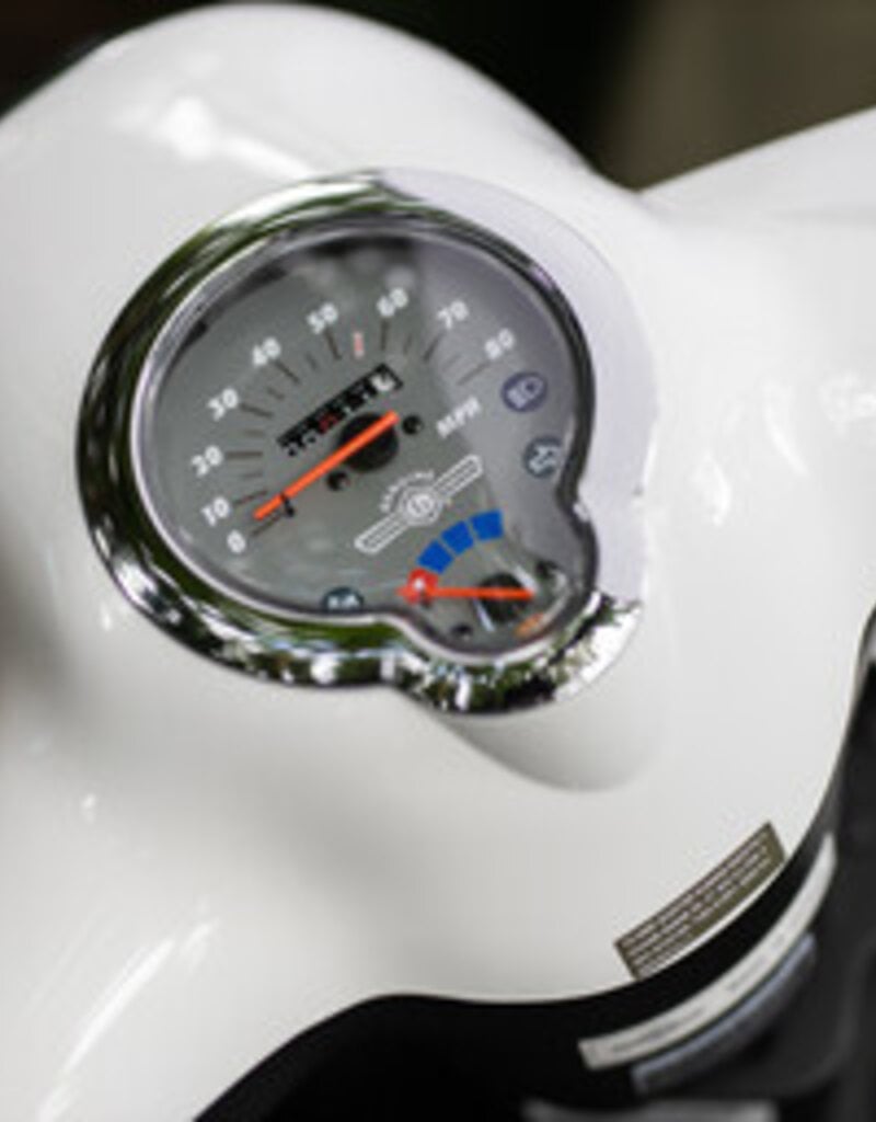 Genuine Scooters 2025 White Genuine Buddy 125cc Scooter**