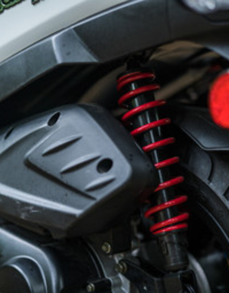 Genuine Scooters 2025 White Genuine Hooligan 170i Scooter**