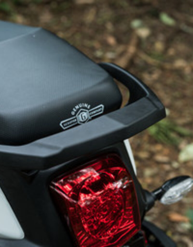 Genuine Scooters 2025 White Genuine Hooligan 170i Scooter**