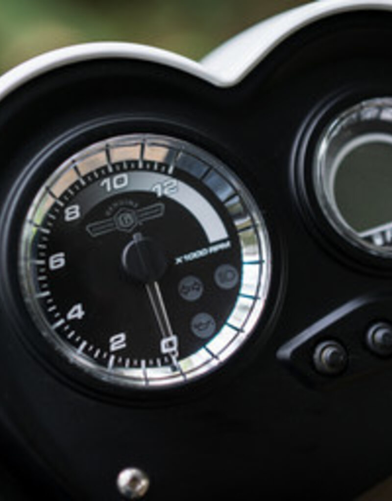 Genuine Scooters 2025 White Genuine Hooligan 170i Scooter**