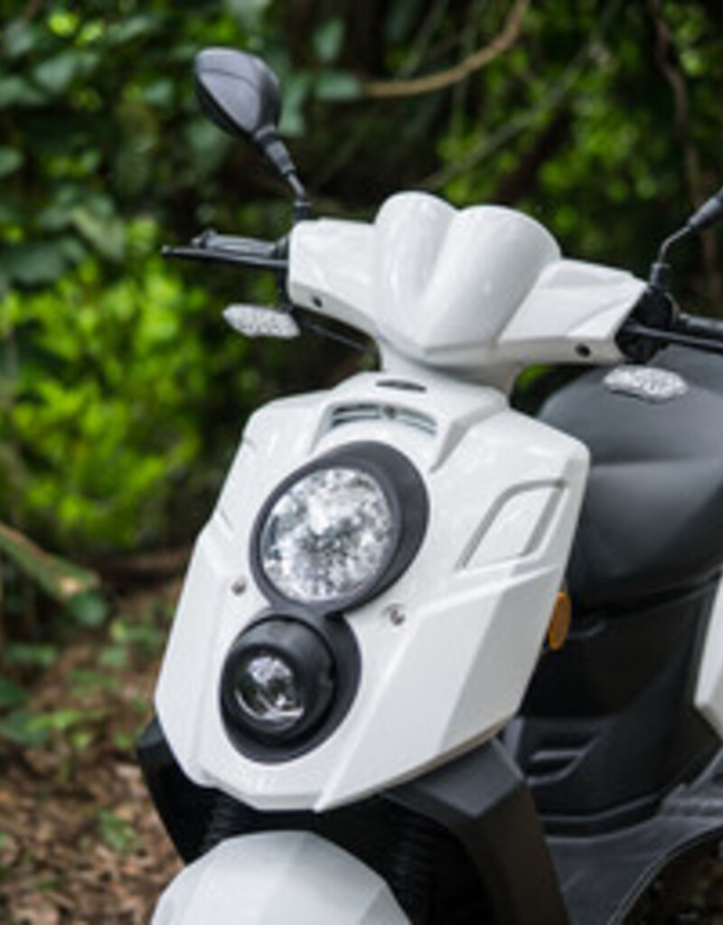 Genuine Scooters 2025 White Genuine Hooligan 170i Scooter**