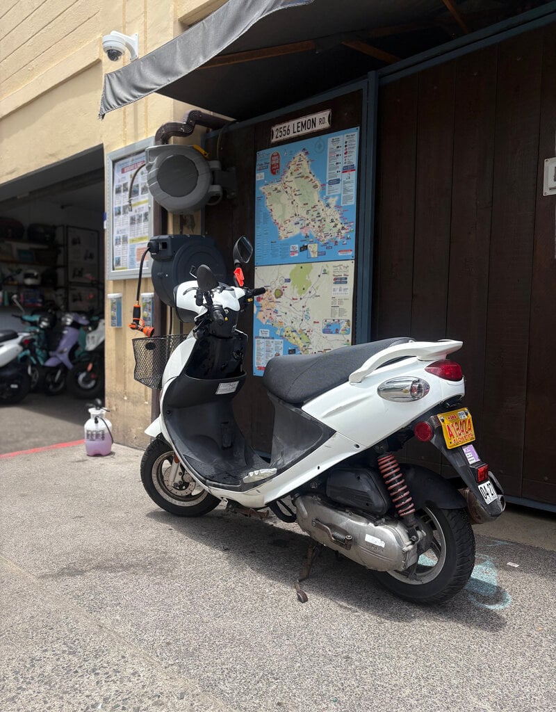 Genuine Scooters 2022 White Buddy 50cc Moped (0464)
