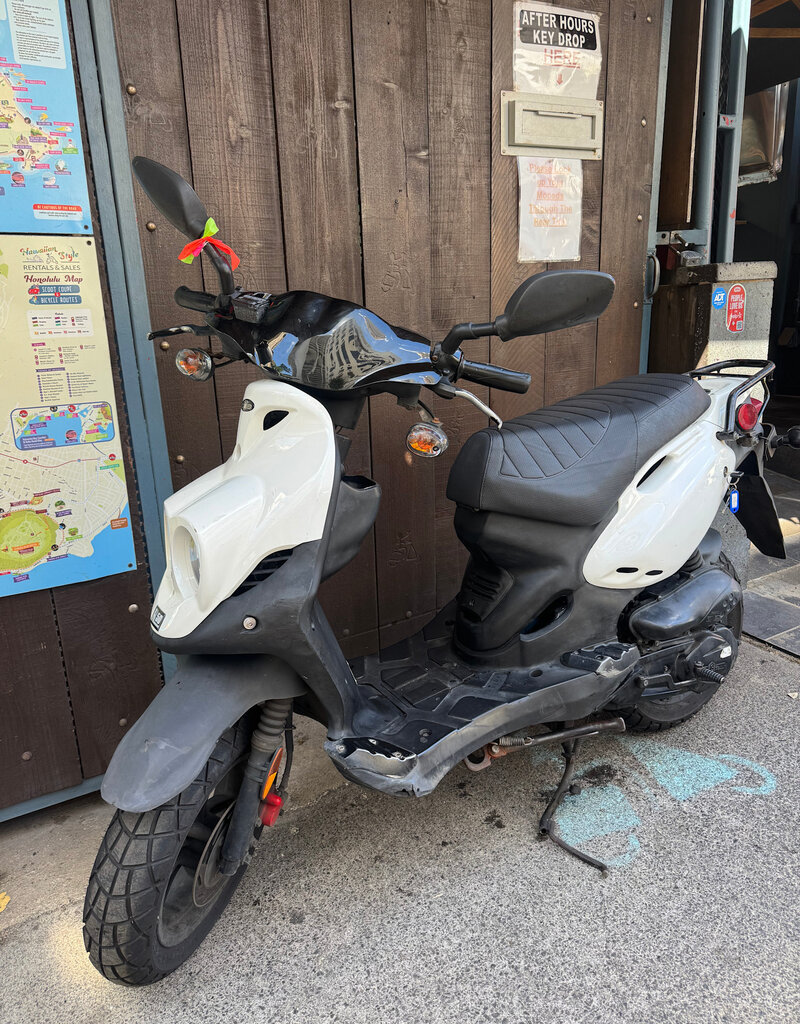 Genuine Scooters 2024 White Genuine Roughhouse 50cc Moped (r-122)