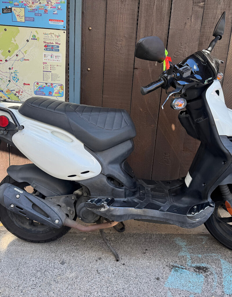 Genuine Scooters 2024 White Genuine Roughhouse 50cc Moped (r-122)