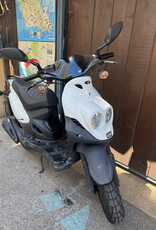 Genuine Scooters 2024 White Genuine Roughhouse 50cc Moped (r-122)