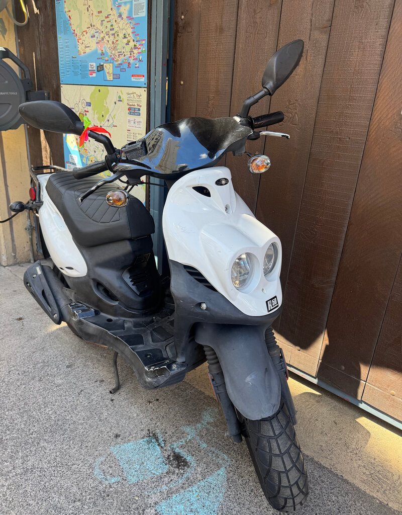 Genuine Scooters 2024 White Genuine Roughhouse 50cc Moped (r-122)