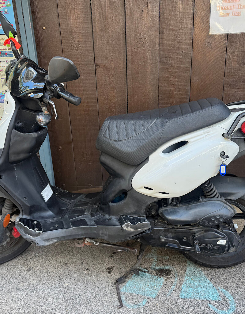 Genuine Scooters 2024 White Genuine Roughhouse 50cc Moped (r-122)