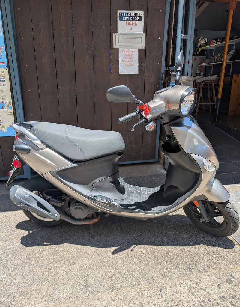 Genuine Scooters 2024 Gloss Titanium Genuine Buddy 50cc Moped ( BB 5619)