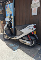 Genuine Scooters 2022 White Genuine Buddy 50cc Moped (BB 1876)