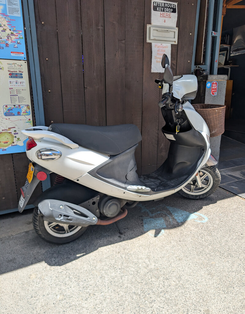 Genuine Scooters 2022 White Genuine Buddy 50cc Moped (BB 1876)