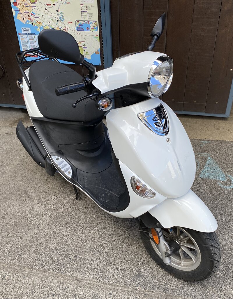 Genuine Scooters 2024 White Genuine Buddy 125cc Scooter BB2058