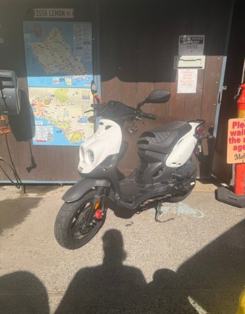Genuine Scooters 2023 White Genuine Roughhouse 50 cc Moped (5166)
