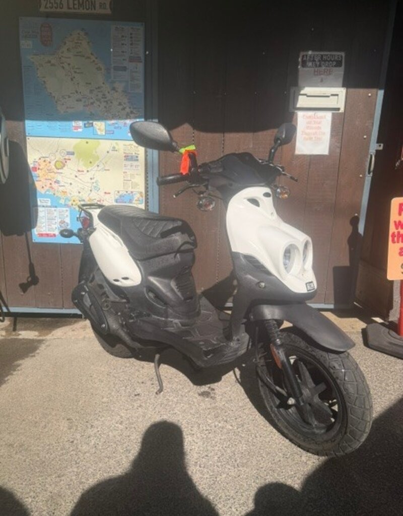 Genuine Scooters 2023 White Genuine Roughhouse 50 cc Moped (5166)