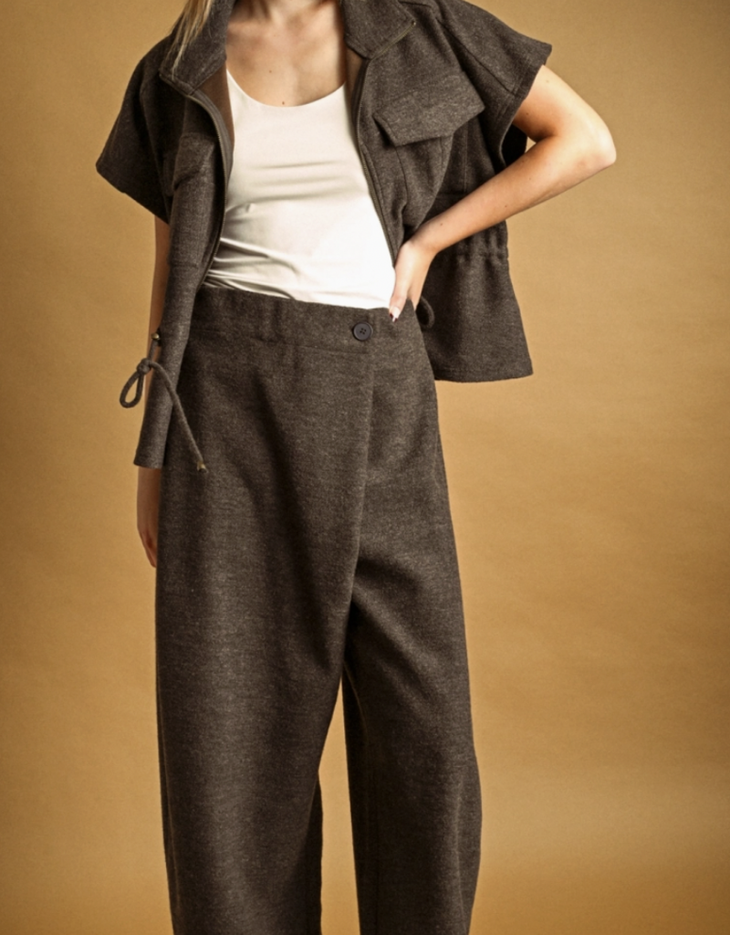 UNBALANCED BUTTON PLACE PANTS